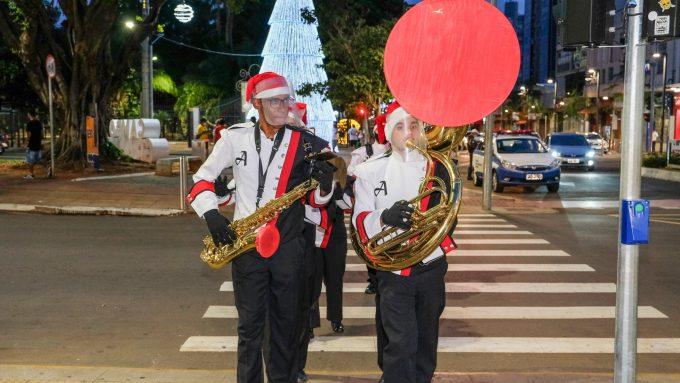 Prefeitura inaugura 'globos mágicos' e inicia apresentações natalinas na 14 de Julho