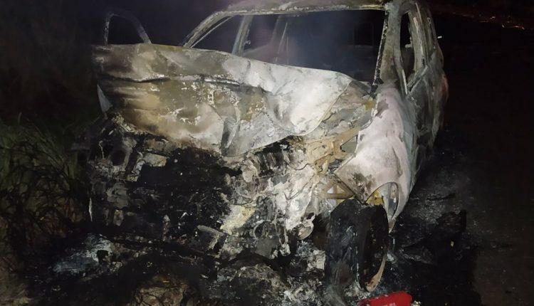 Casal morre em colisão frontal com carreta após motorista tentar desviar de árvore na pista