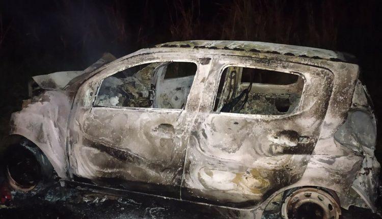 Casal morre em colisão frontal com carreta após motorista tentar desviar de árvore na pista