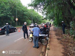 Todo errado: evadido e armado, motociclista tenta fugir da PM e bate em poste