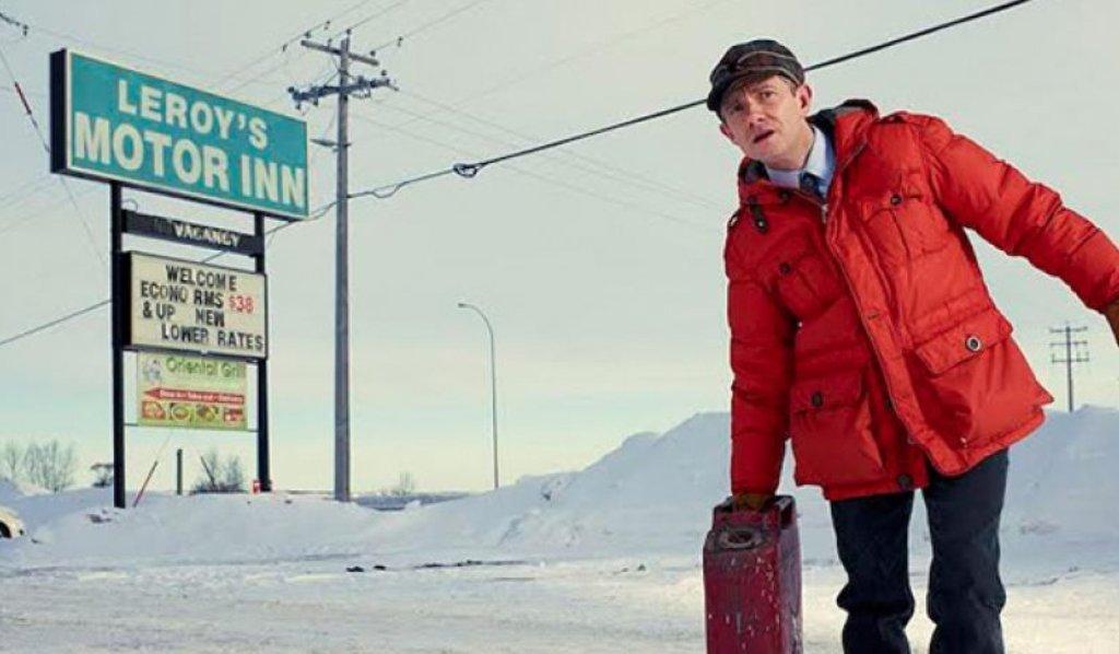 homem segurando mala na série fargo