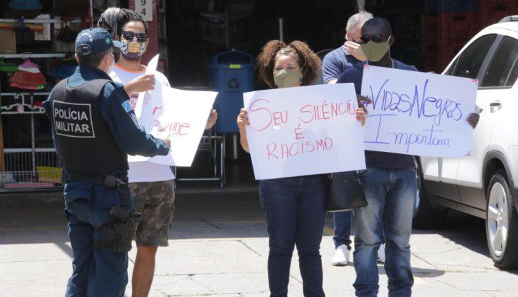 Vidas negras importam: grupo faz ato em frente à loja de comerciante acusada de racismo