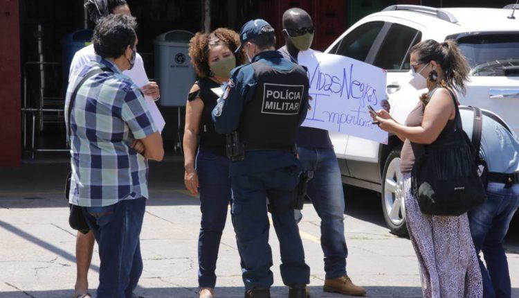 Vidas negras importam: grupo faz ato em frente à loja de comerciante acusada de racismo