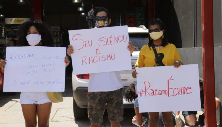 Vidas negras importam: grupo faz ato em frente à loja de comerciante acusada de racismo