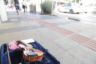 VÍDEO: Enquanto procura emprego, violinista autodidata tenta a vida com música na 14 de Julho