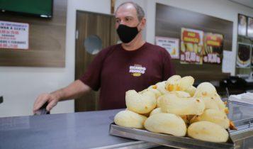 Mesmo com a crise, preço não muda e chipa de R$ 1 ainda é tradição em Campo Grande