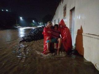 Tempestade deixa casas alagadas e Bombeiros resgatam moradores em Corumbá