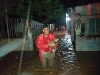 Tempestade deixa casas alagadas e Bombeiros resgatam moradores em Corumbá