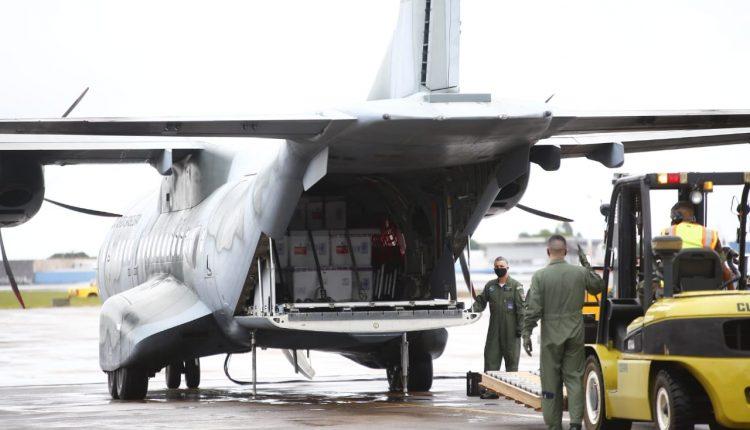 Avião da FAB com 158.766 doses da CoronaVac pousa em Campo Grande