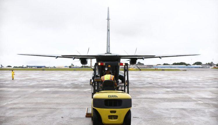 Avião da FAB com 158.766 doses da CoronaVac pousa em Campo Grande