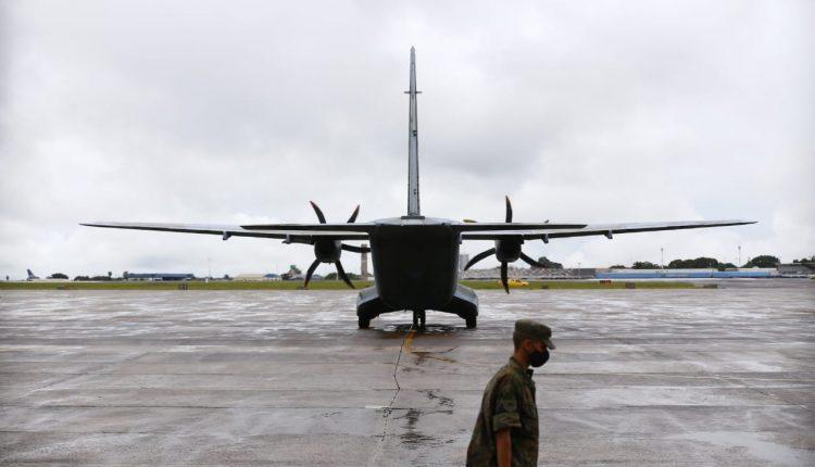 Avião da FAB com 158.766 doses da CoronaVac pousa em Campo Grande