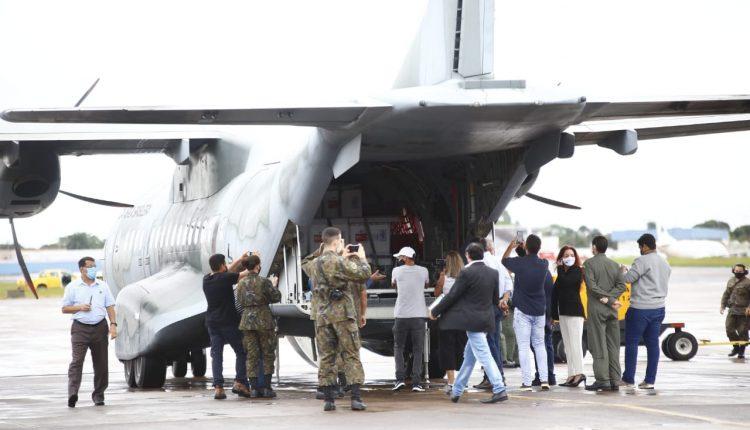 Avião da FAB com 158.766 doses da CoronaVac pousa em Campo Grande