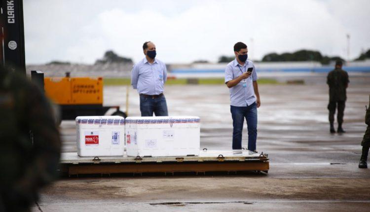 Avião da FAB com 158.766 doses da CoronaVac pousa em Campo Grande