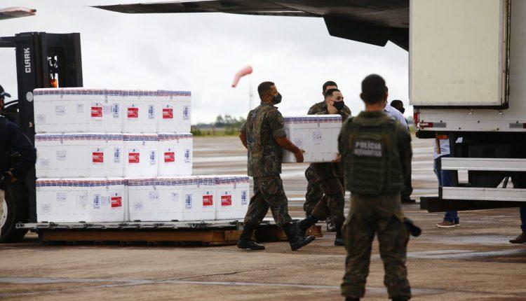 Avião da FAB com 158.766 doses da CoronaVac pousa em Campo Grande