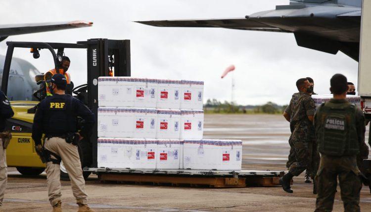 Avião da FAB com 158.766 doses da CoronaVac pousa em Campo Grande