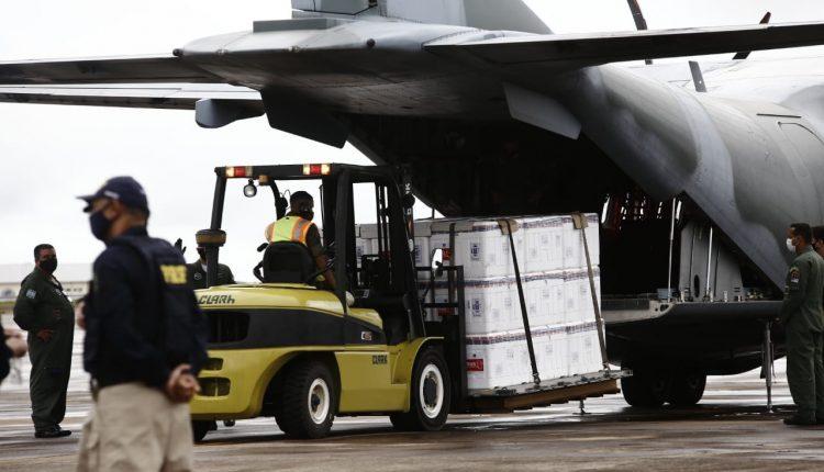 Avião da FAB com 158.766 doses da CoronaVac pousa em Campo Grande