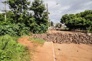 Cratera interdita ponte no Portal Caiobá e moradores improvisam passagem