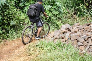 Cratera interdita ponte no Portal Caiobá e moradores improvisam passagem