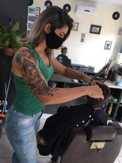Em Campo Grande, barbearias fogem do modelo 'machão' para conquistar público mais diverso