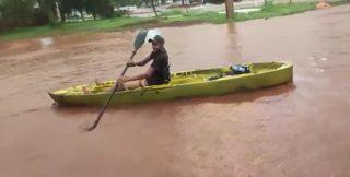 Chuva causa enchente, alaga ruas e deve interditar entrada de cidade em MS