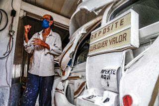Fusca ‘Transformer' é resgatado, mas dono ainda precisa de ajuda para remédio e comida