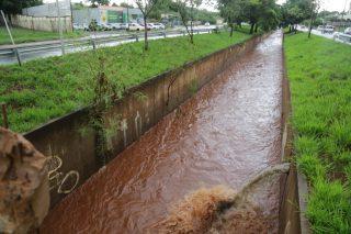 Chove forte em Campo Grande e ventos podem atingir até 60 km/h