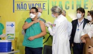 Ato simbólico com a imunização de 4 integrantes dos grupos prioritários iniciou imunização no Estado, que começa de fato nesta terça-feira.