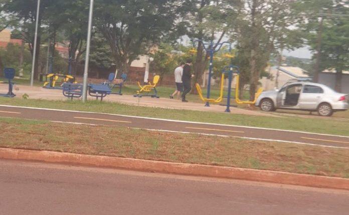 Identificada pela Guarda, dupla que destruiu gramado recém-inaugurado é obrigada a fazer reparos