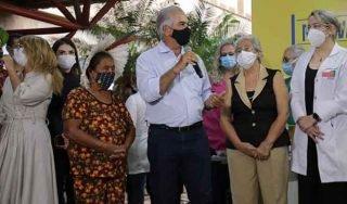 Ato simbólico com a imunização de 4 integrantes dos grupos prioritários iniciou imunização no Estado, que começa de fato nesta terça-feira.