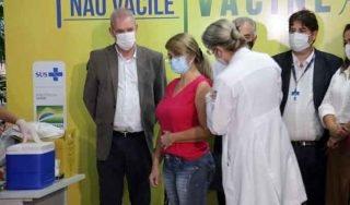 Ato simbólico com a imunização de 4 integrantes dos grupos prioritários iniciou imunização no Estado, que começa de fato nesta terça-feira.