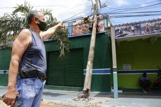 Retroescavadeira carregada por caminhão derruba postes e deixa rua sem energia em Campo Grande