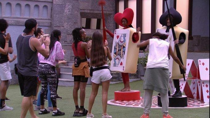 BBB21: Caio dá Monstro para Fiuk e Camilla; Ator chora e é repreendido por fumar