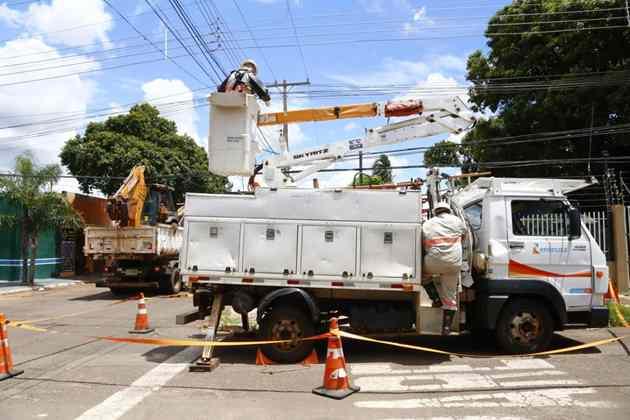 Retroescavadeira carregada por caminhão derruba postes e deixa rua sem energia em Campo Grande