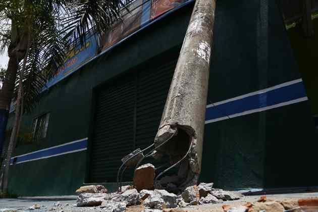 Retroescavadeira carregada por caminhão derruba postes e deixa rua sem energia em Campo Grande