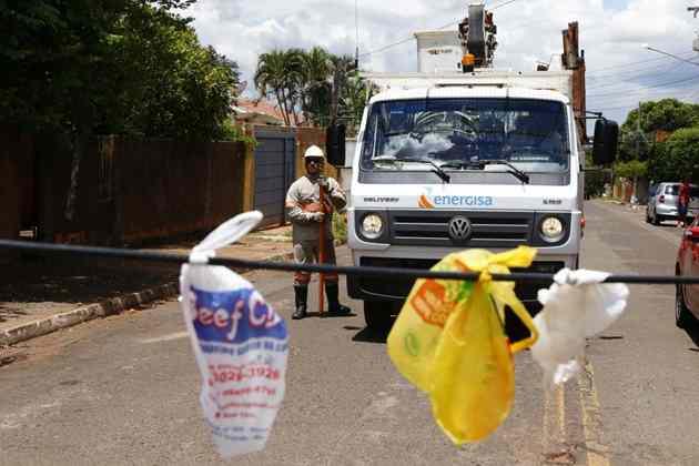 Retroescavadeira carregada por caminhão derruba postes e deixa rua sem energia em Campo Grande