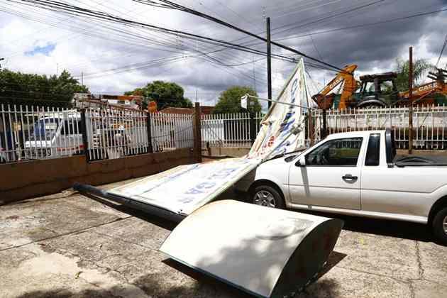 Retroescavadeira carregada por caminhão derruba postes e deixa rua sem energia em Campo Grande