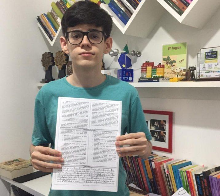 Aos 17 anos, Fabrício tira nota 1000 na redação da UFMS e colhe frutos de dedicação à pesquisa