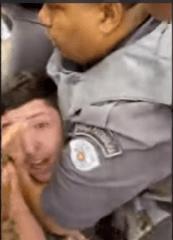 MC Salvador da Rima leva mata-leão de PM durante prisão em SP