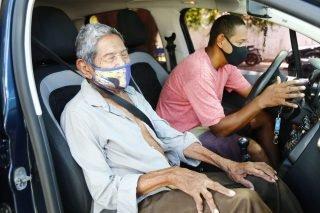 Em Campo Grande, idosos superam das fake news à solidão do isolamento para receber vacina
