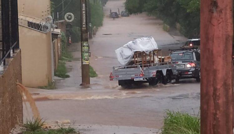 Em 1h, temporal causa alagamentos e estragos em diversos bairros de Campo Grande