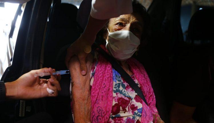 Aos 84 anos, Delinha é imunizada contra Covid-19 e incentiva: 'tem que vacinar'