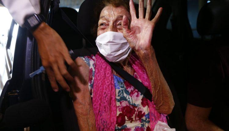 Aos 84 anos, Delinha é imunizada contra Covid-19 e incentiva: 'tem que vacinar'