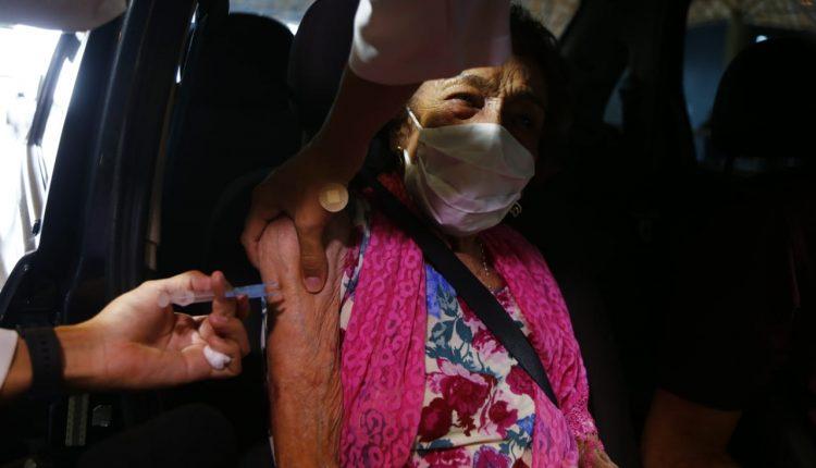 Aos 84 anos, Delinha é imunizada contra Covid-19 e incentiva: 'tem que vacinar'