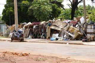 Herança de família, terreno vira 'lixão a céu aberto' e dá dor de cabeça para moradores do Marcos Roberto