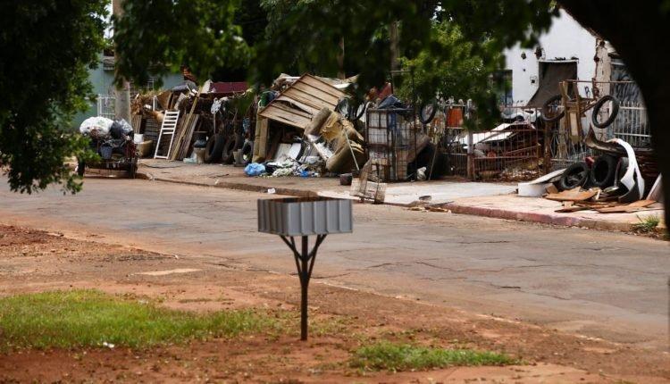 Herança de família, terreno vira 'lixão a céu aberto' e dá dor de cabeça para moradores do Marcos Roberto