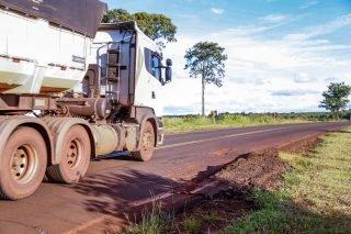 Após morte na MS-040, caminhoneiros fecham rodovia em protesto contra más condições da pista