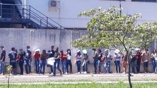 Feira de empregos atrai mais de 500 jovens para 60 vagas e exige paciência para enfrentar longas filas