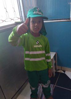 Aos 5 anos, Davi tem sonho realizado e vira 'mini coletor' por um dia