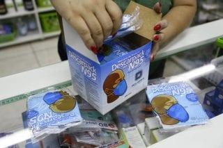 Com máscaras N95 falsas no mercado, infectologistas recomendam proteção de tecido