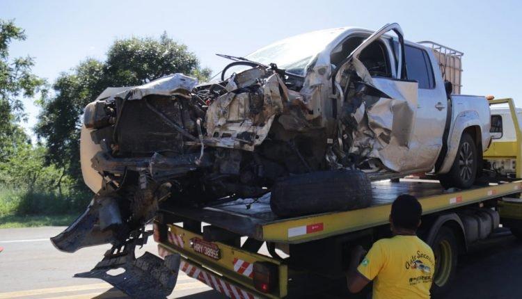 VÍDEO: motorista de 19 anos morre após batida frontal entre carro e camionete na BR-163